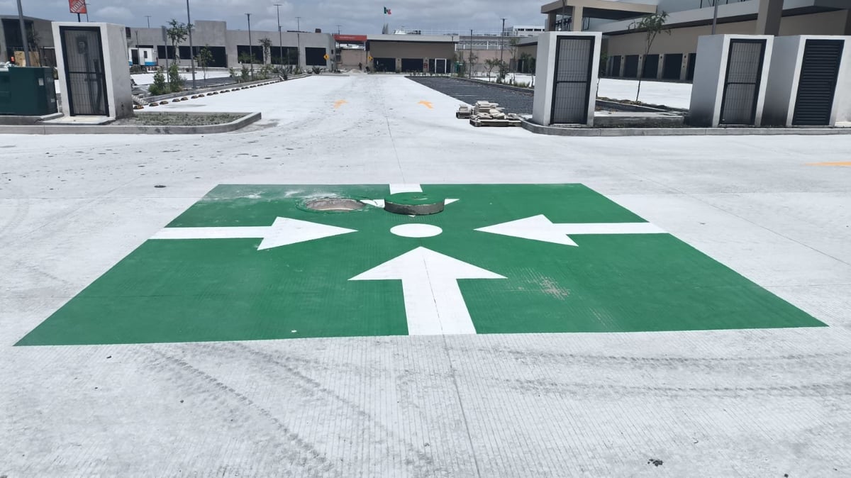 Flechas direccionales pintadas para señalización de circulación